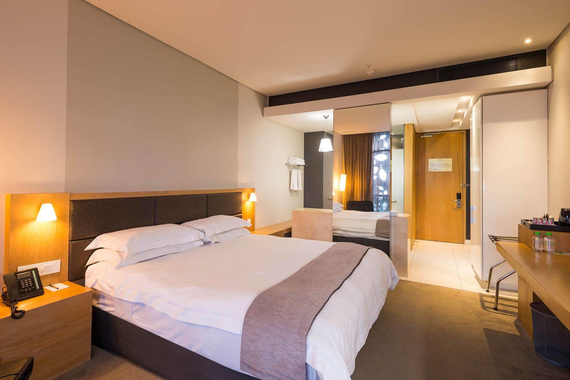 aha Gateway Hotel Umhlanga Durban Bagian luar foto