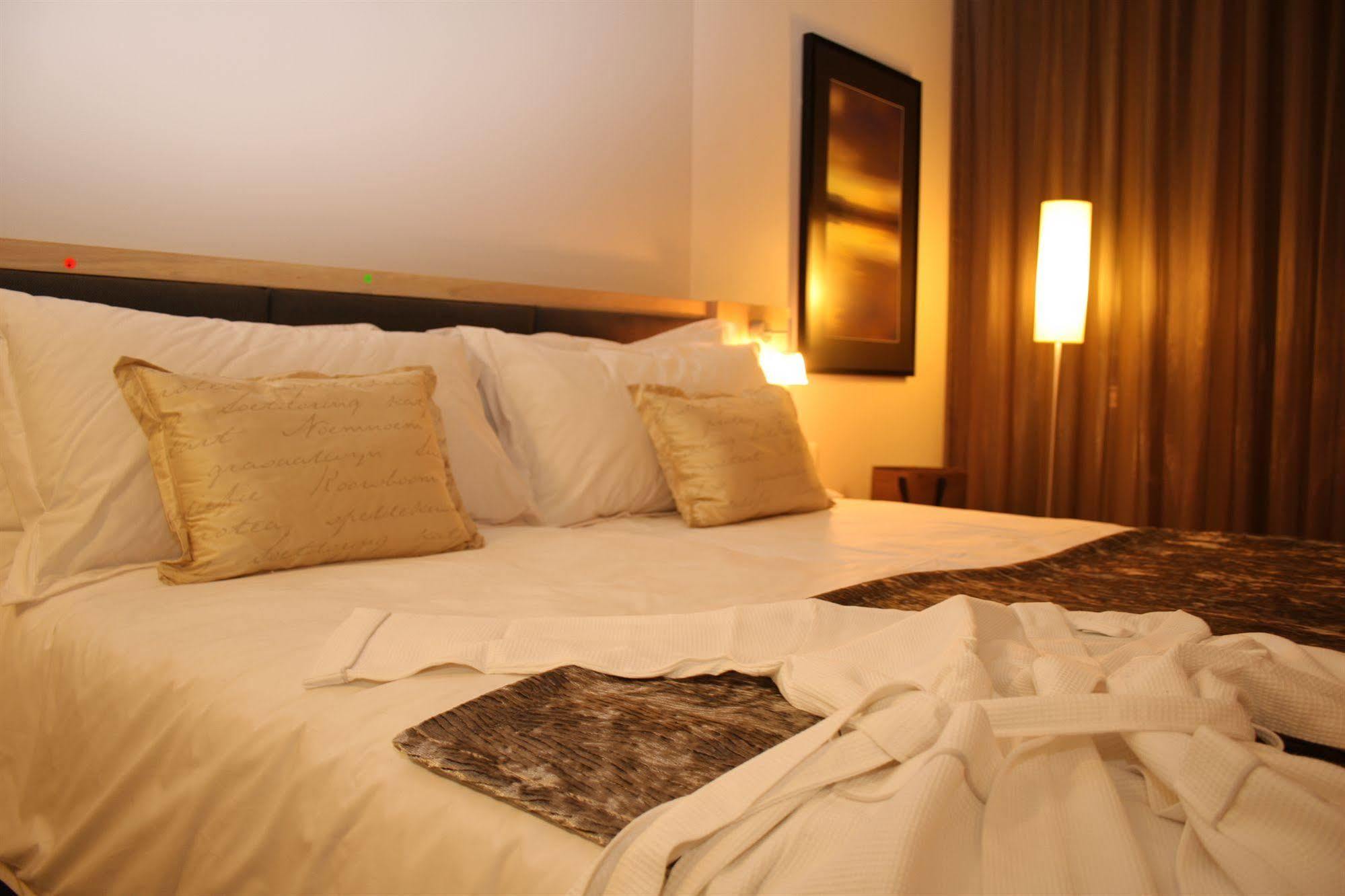 aha Gateway Hotel Umhlanga Durban Bagian luar foto