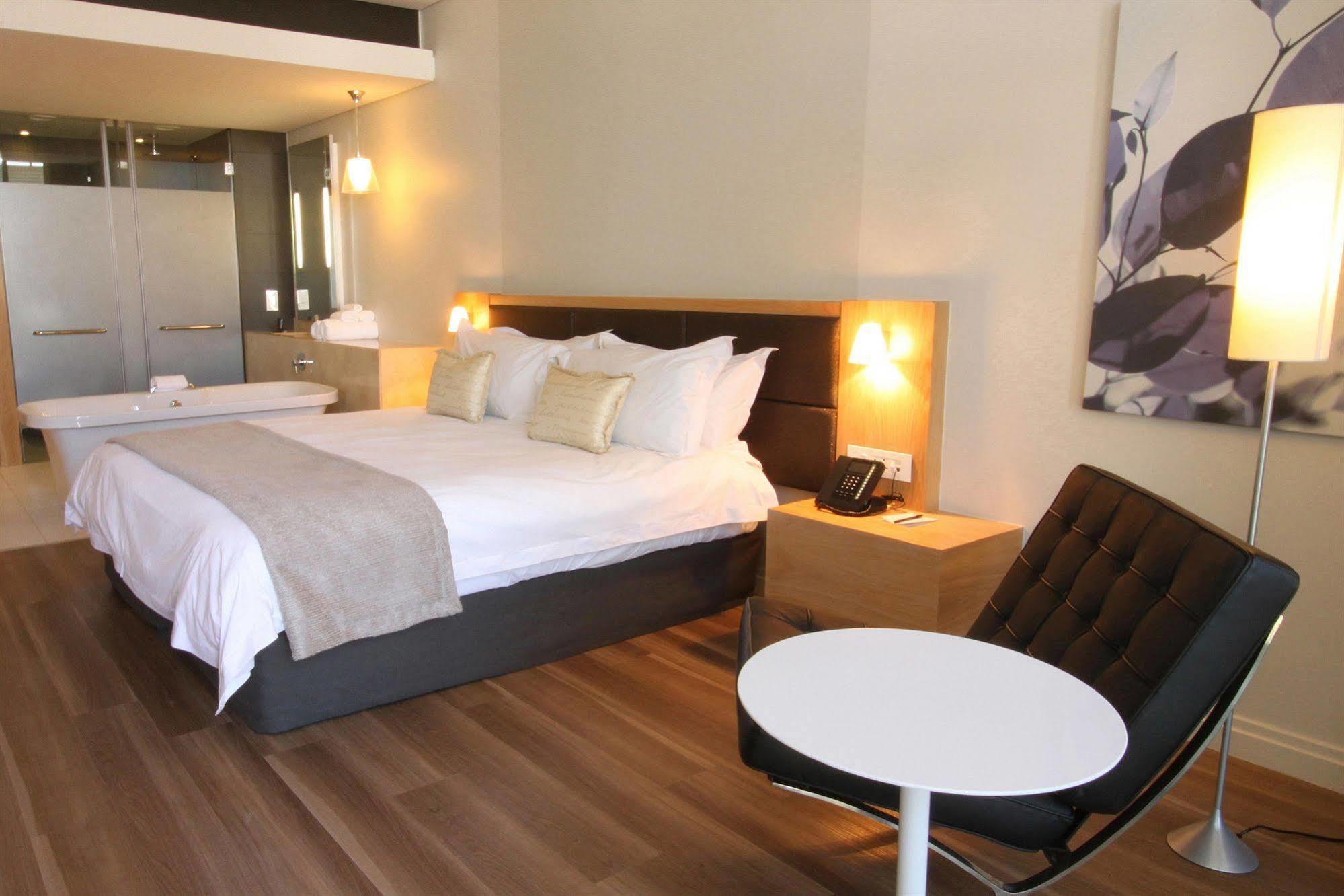 aha Gateway Hotel Umhlanga Durban Bagian luar foto